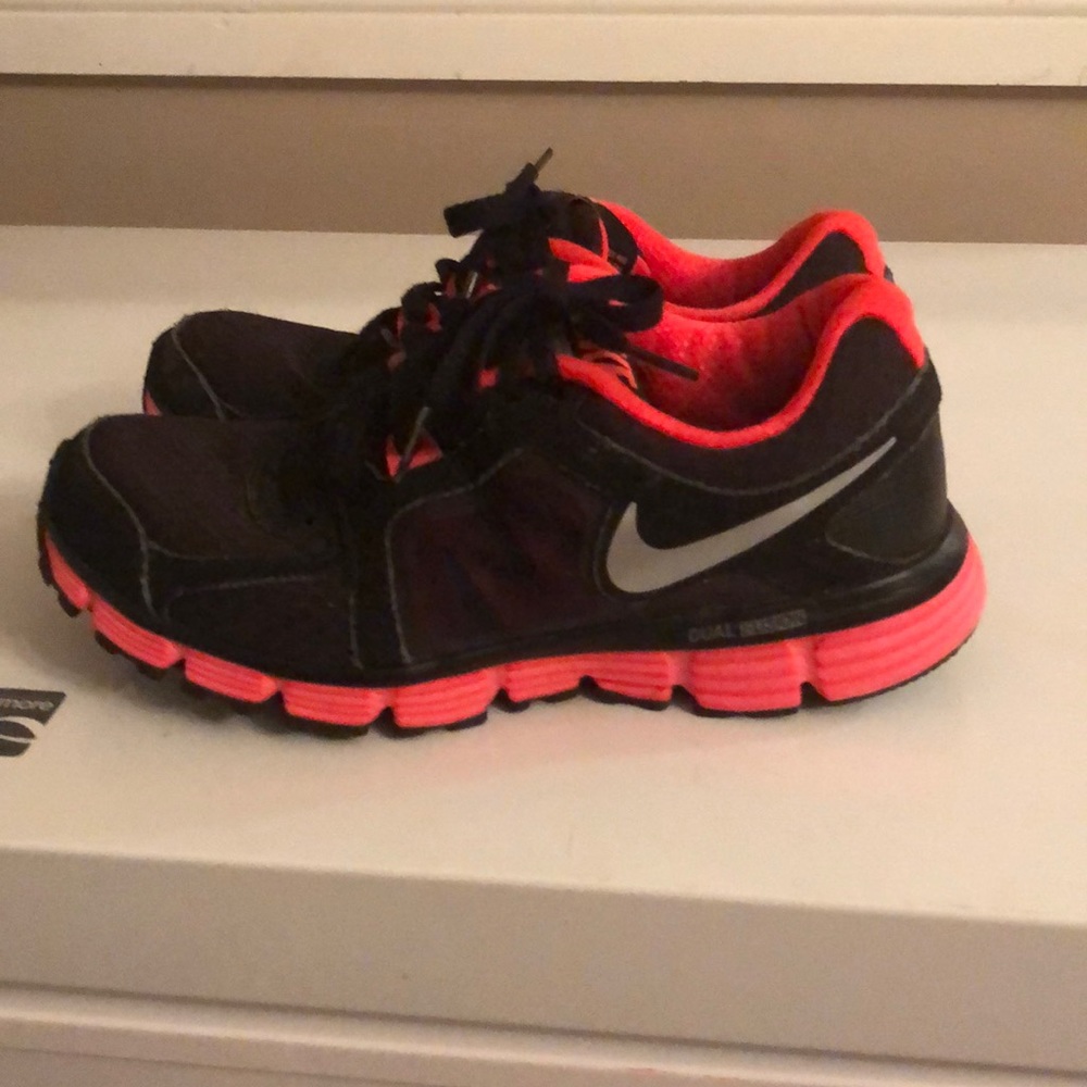 Nike Dual Fusion tennis shoes